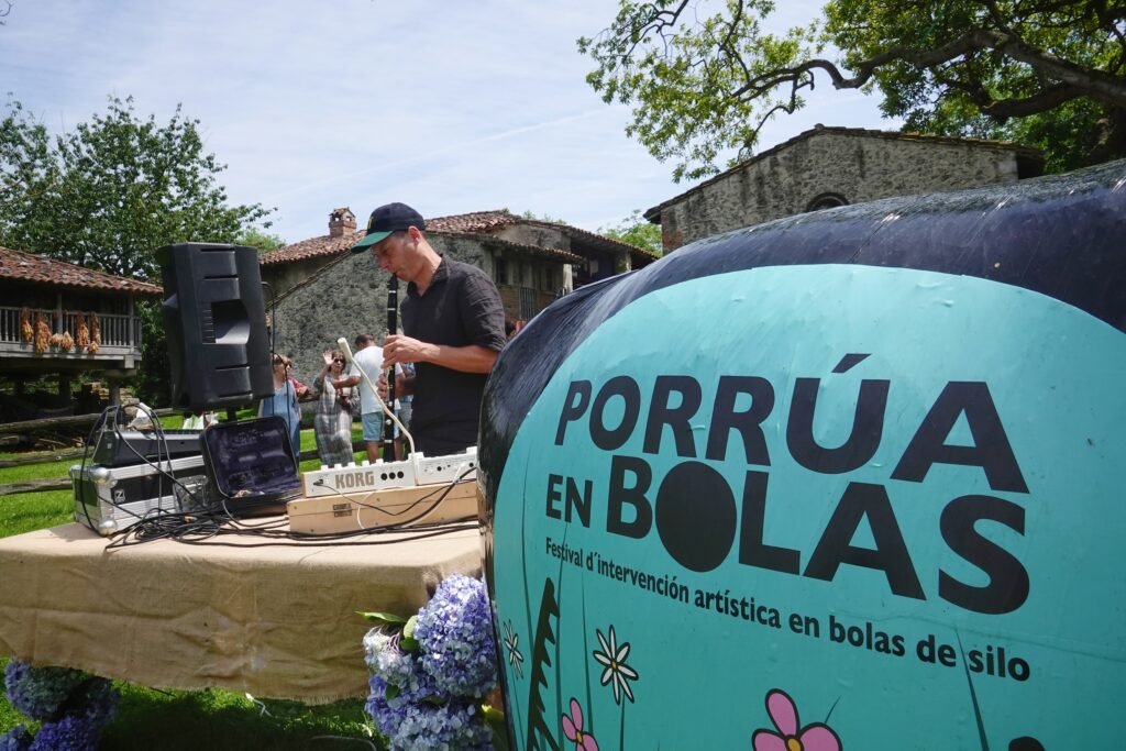 Vuelve Porrúa en Bolas: un festival de arte que convierte el pueblo en una galería al aire libre