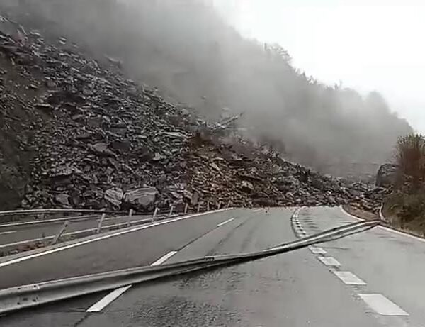 Un inmenso argayu corta la autopista entre Asturias y León