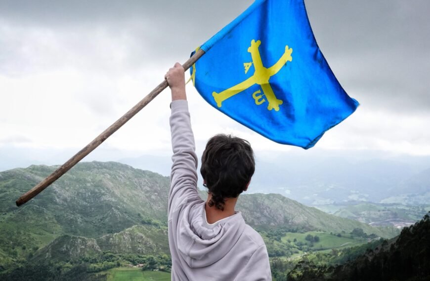 «Cruz de la Victoria en amarillo sobre fondo azul»: la bandera de los asturianos