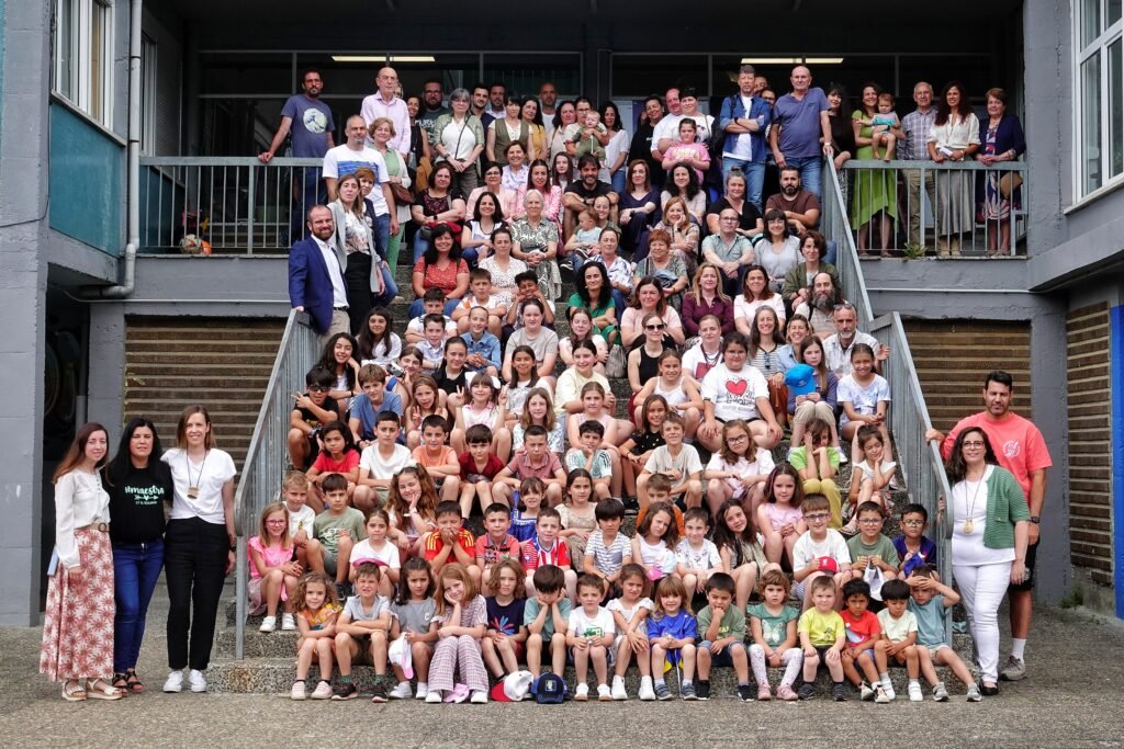 Ilusión y memoria para celebrar los 50 años del colegio de Sevares