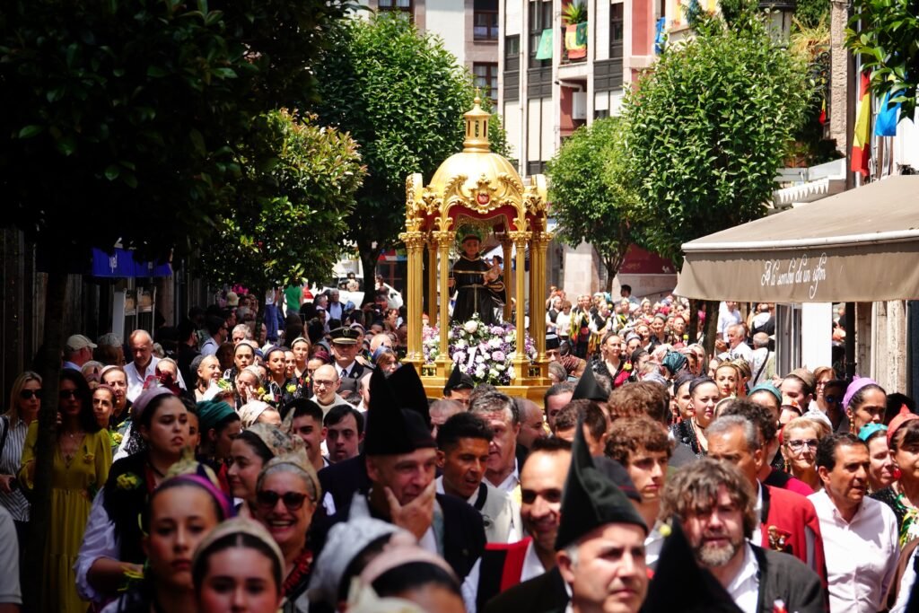 San Antoniu se siente muy nuestru en Cangas de Onís