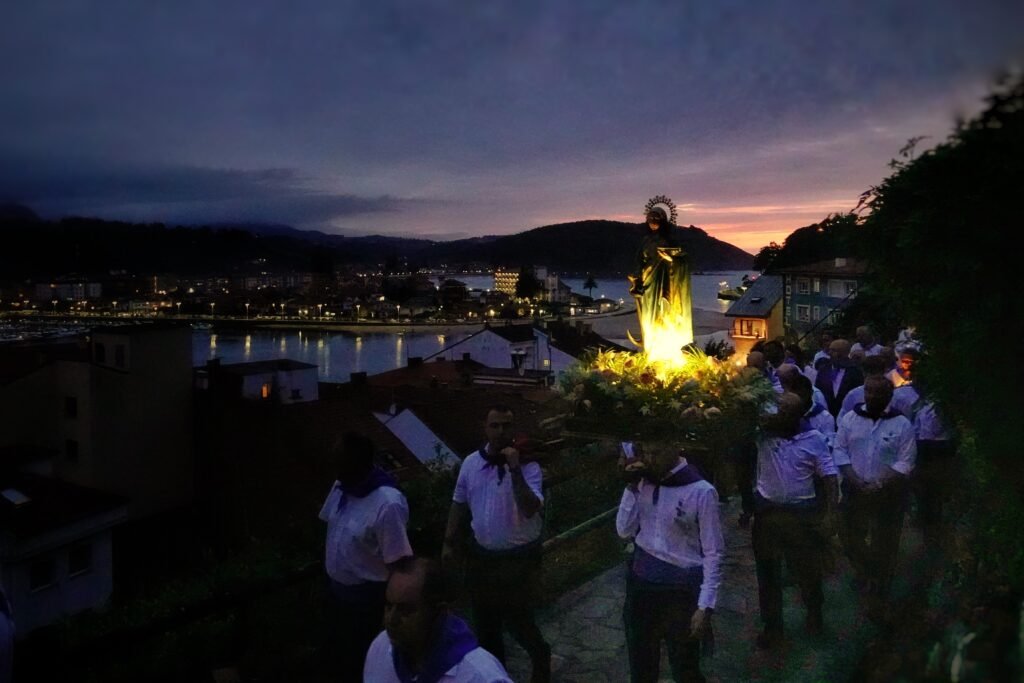 La Virgen de Guía ilumina la noche en Ribadesella