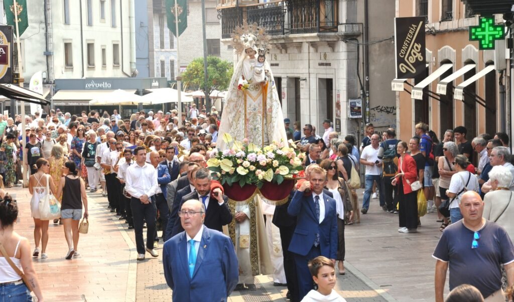 Llanes honra a su patrona