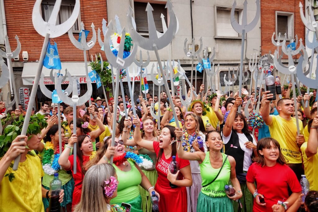 El desfile de Piragües deslumbra en Arriondas