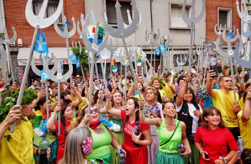 El desfile de Piragües deslumbra en Arriondas