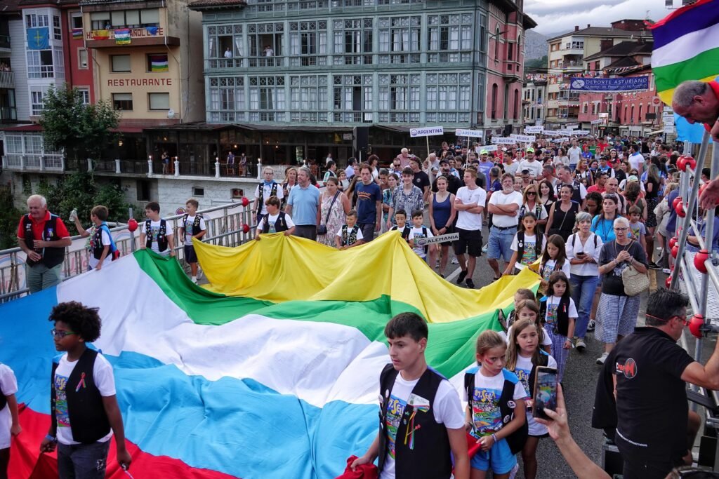 Banderas, homenajes y aspirantes al trono: el Sella 2025 arranca
