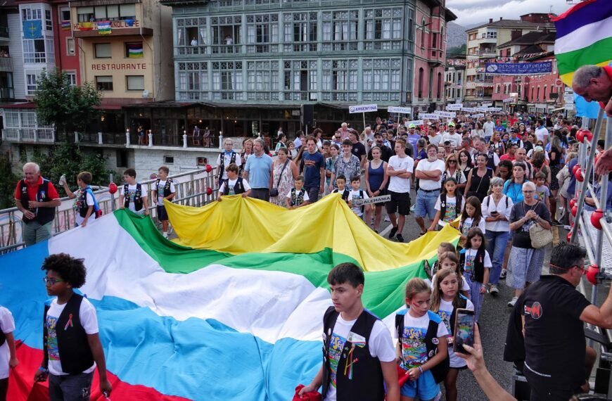 Banderas, homenajes y aspirantes al trono: el Sella 2025 arranca