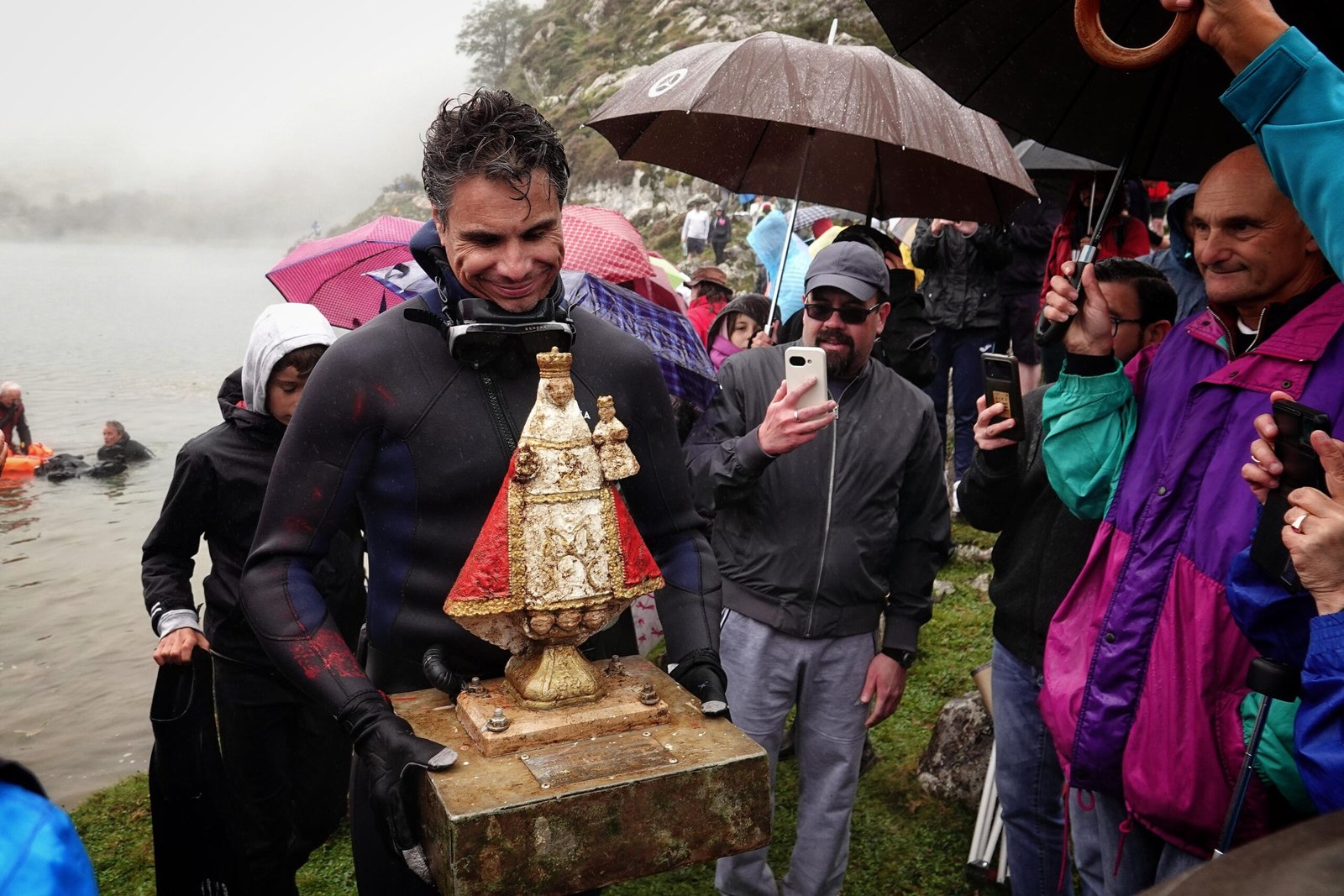Cangas de Onís recupera el mercáu tradicional y suma la corta de troncos en altura a su programa del Día de Asturias