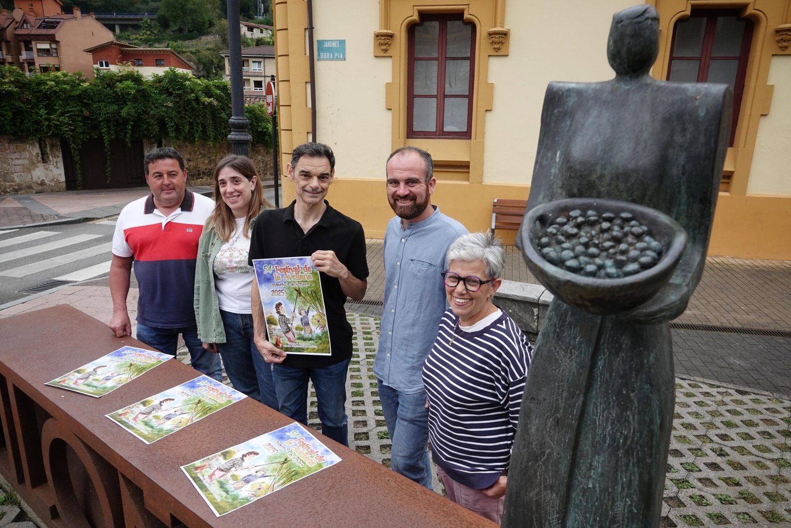 Piloña se prepara para el Festival de la Avellana: cartel de Enrique Carballeira y pregón de Ayuda a Domicilio
