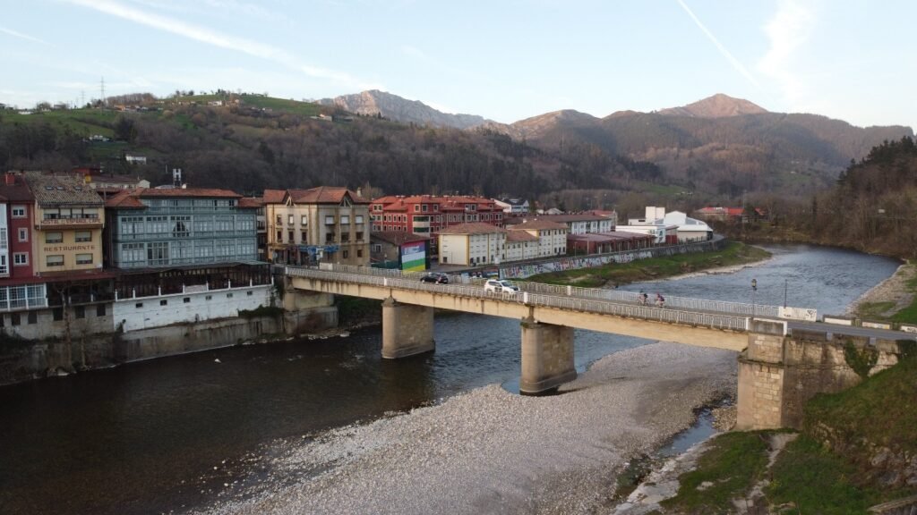 Adiós, puente de Arriondas