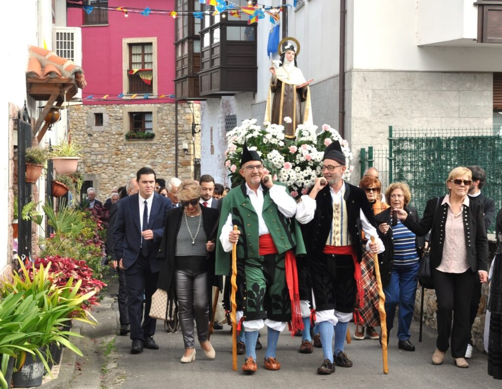 Nueva de Llanes festeja Santa Teresa
