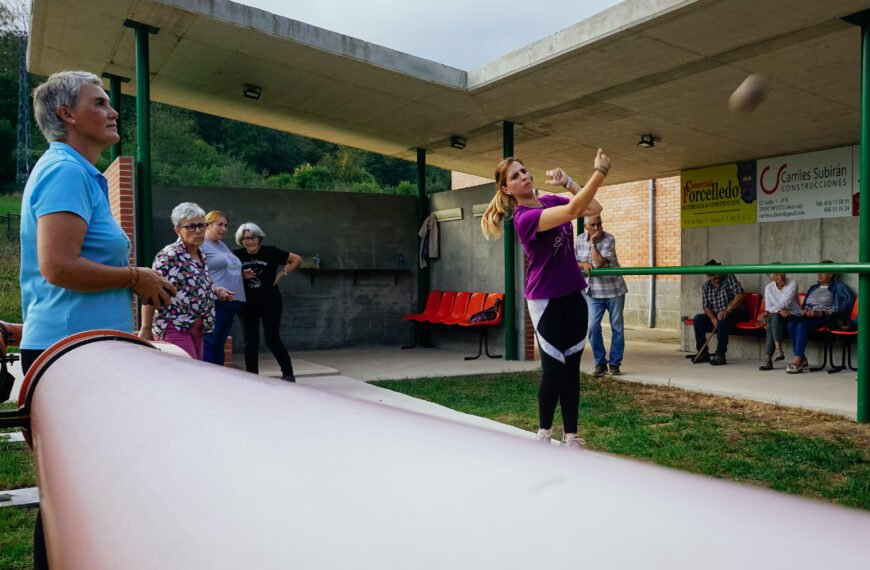 Ellas también juegan a lo bolos asturianos: Piloña activa la cantera de mujeres
