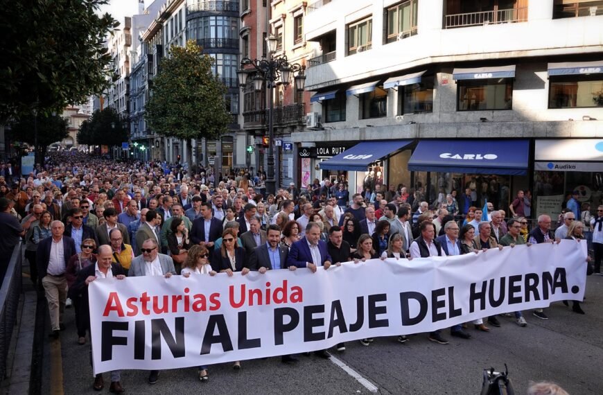 Histórica manifestación en Asturias para exigir el fin del peaje del Huerna: unidad política sin precedentes