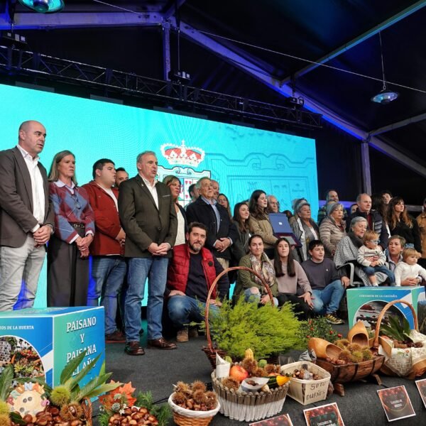 El Certamen de la Castaña de Arriondas arranca con mucho público, premios y unión vecinal