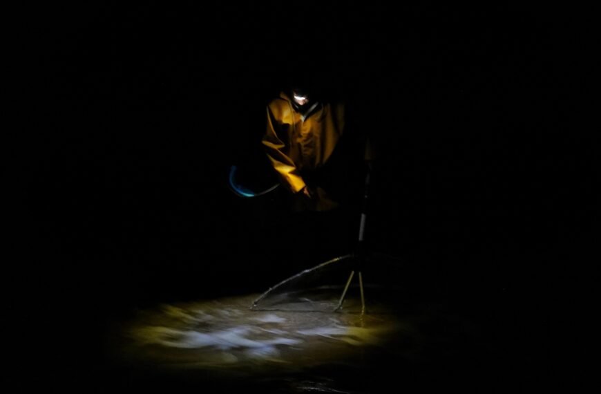 Doce horas a la angula: crónica de una noche de pesca en San Antolín y una mañana de subasta en Ribadesella