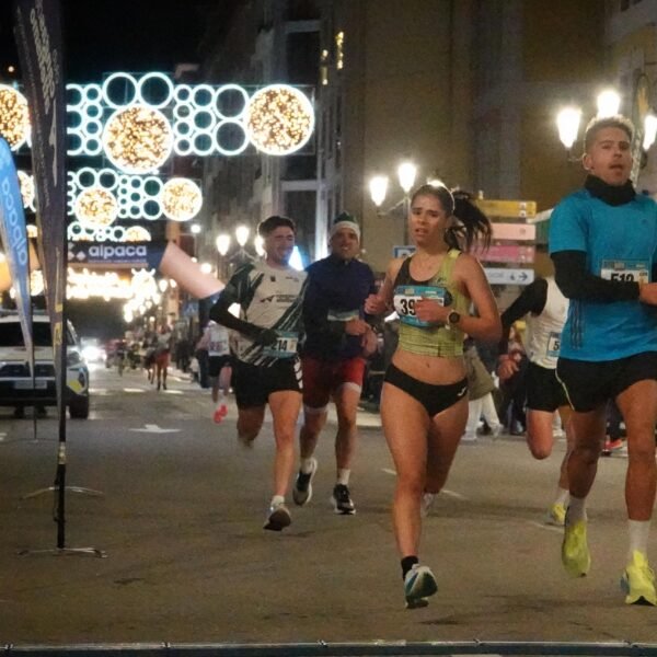Más de 600 corredores solidarios en la San Silvestre de Cangas de Onís