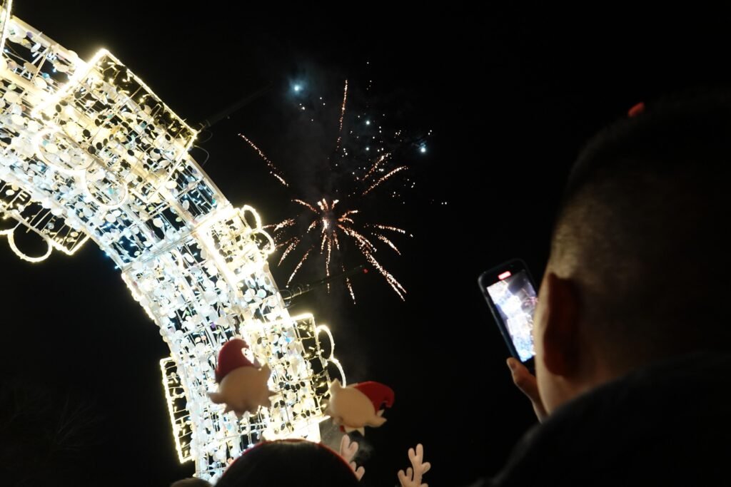 Fuegos, luces y gaita encienden la Navidad en Cangas de Onís