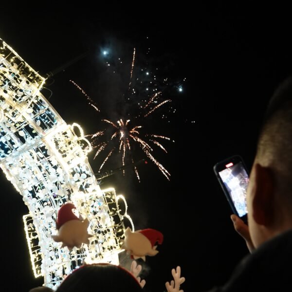 Fuegos, luces y gaita encienden la Navidad en Cangas de Onís