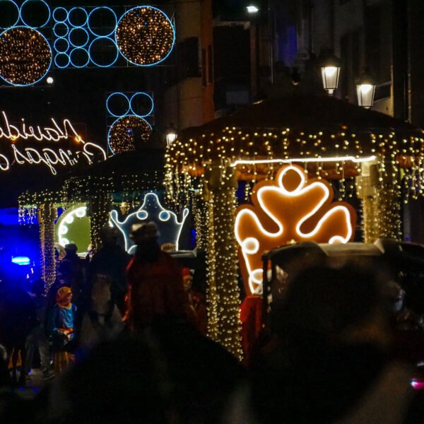 No tan fría y siempre mágica: la Cabalgata de Reyes puede con todo en Cangas de Onís
