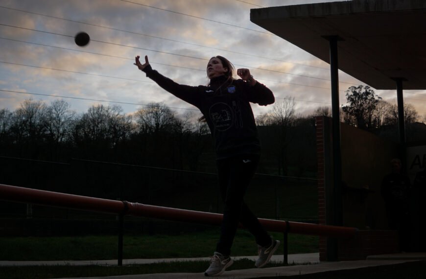 El mixto perfecto: cómo la peña de bolos de Piloña rompe barreras y une a hombres y mujeres en el mismo equipo