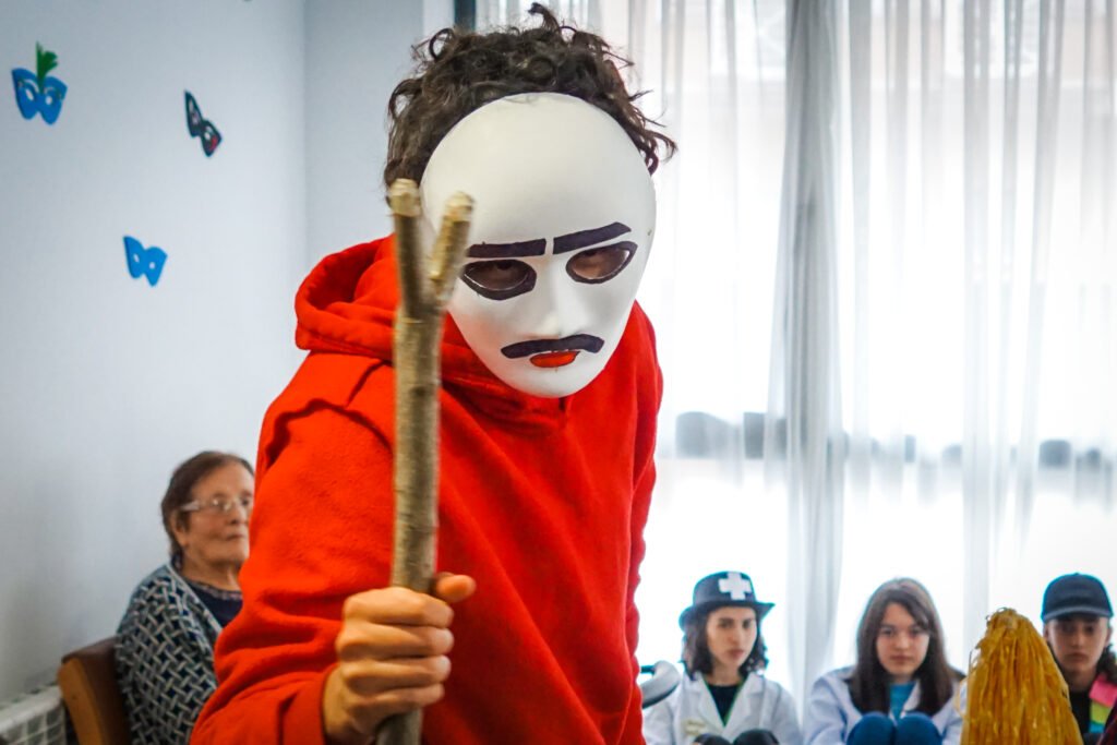 ¿Barremos o nun barremos?: el Antroxu hace de puente entre generaciones en Parres