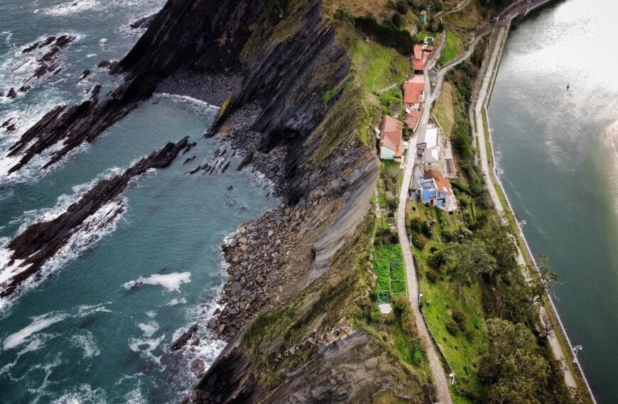 Un acantilado en funcionamiento: la geología que explica el desprendimiento de Ribadesella