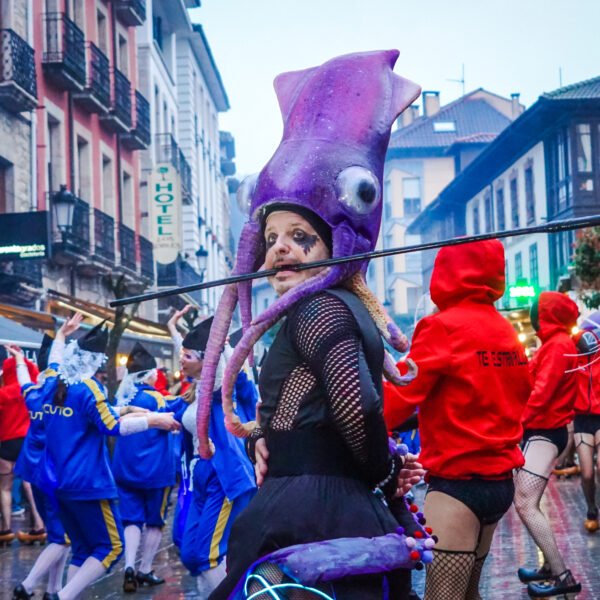 Del madreñogiro al chándal de Maduro: el carnaval se sale en Cangas de Onís