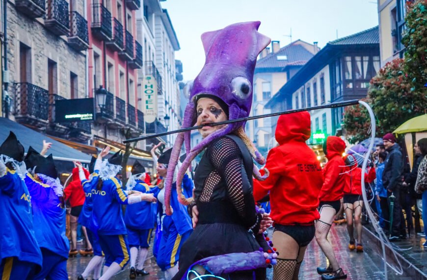 Del madreñogiro al chándal de Maduro: el carnaval se sale en Cangas de Onís