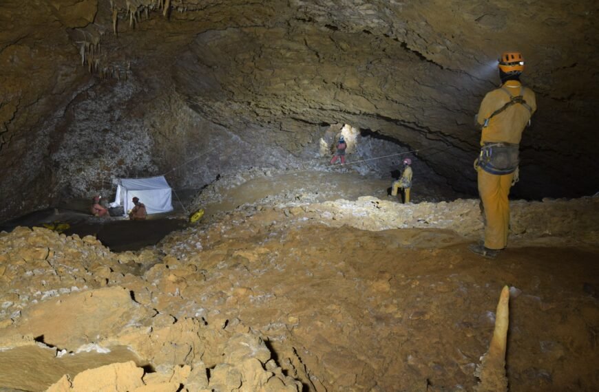 Onís acoge las Jornadas Espeleológicas sobre exploración de cuevas en los Picos de Europa