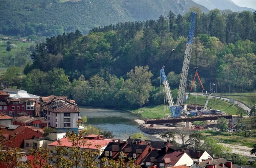Nuevo puente de Arriondas: así fue el inicio del montaje sobre el río Sella