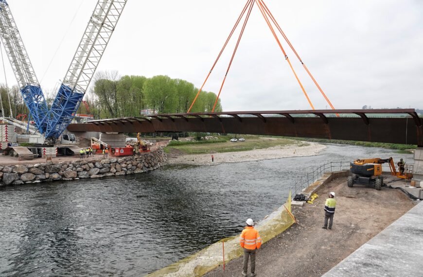 El puente avanza y Arriondas estrena ‘skyline’ sobre el Sella