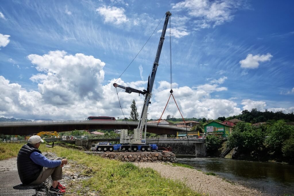 Arriondas comienza a despedirse de su viejo puente sobre el Piloña