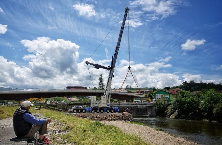 Arriondas comienza a despedirse de su viejo puente sobre el Piloña