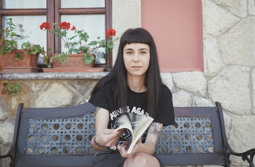 La Tierra la Gallina: una historia sobre mujeres, lucha y valentía escrita por Irene Faza