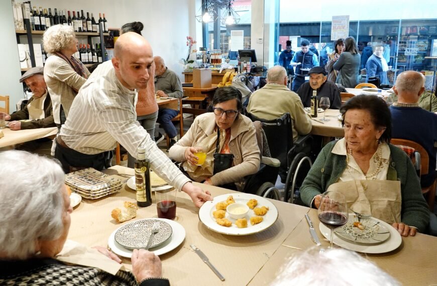 De menú, solidaridad para los mayores de Arriondas