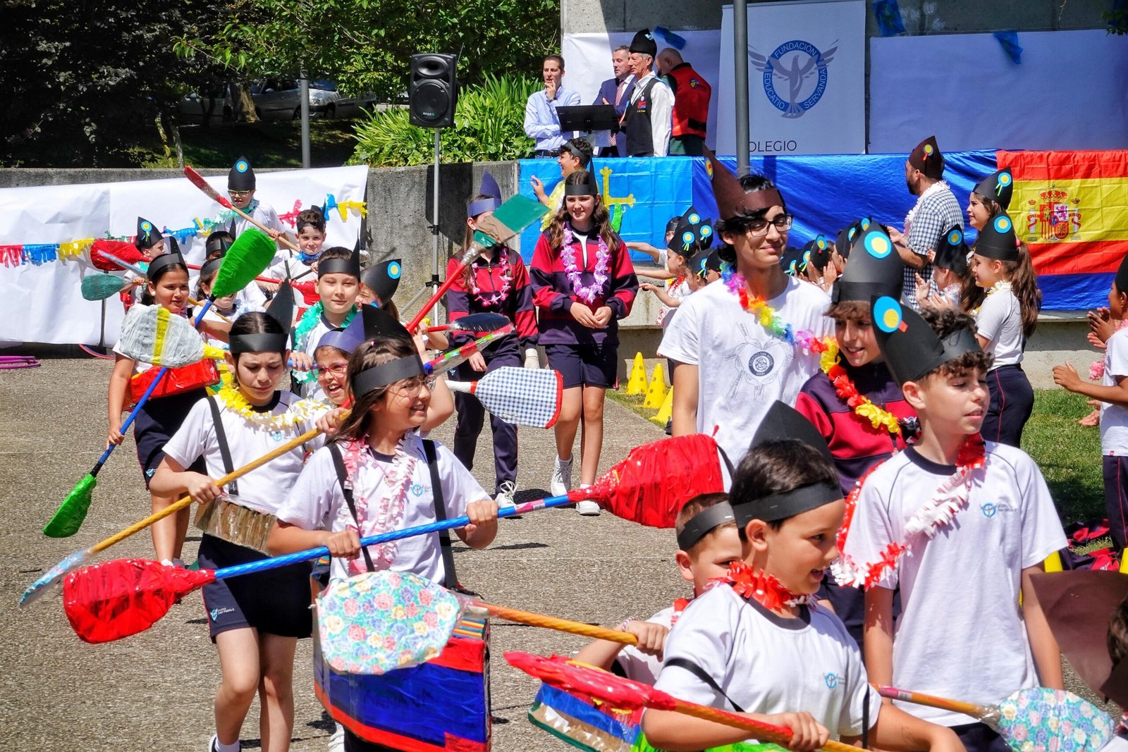El espíritu del Sella toma Gijón: los escolares recrean Les Piragües