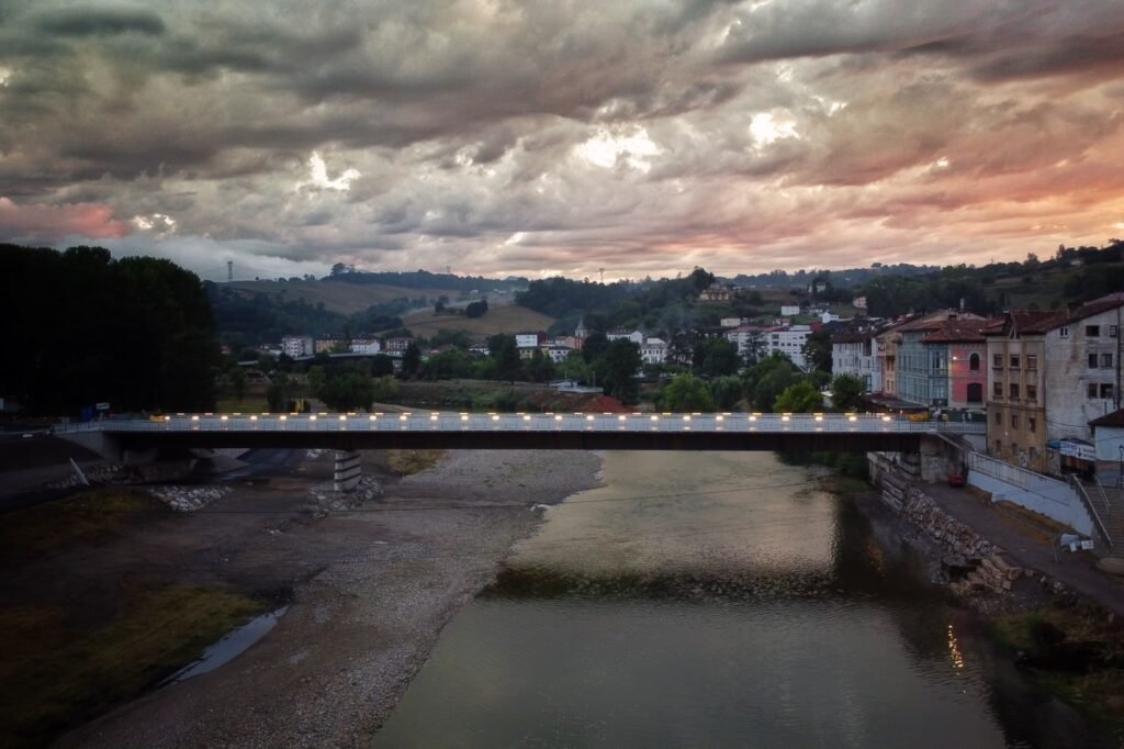 Un nuevo puente para una nueva era: Arriondas inaugura el puente Emilio Llamedo sobre el Sella