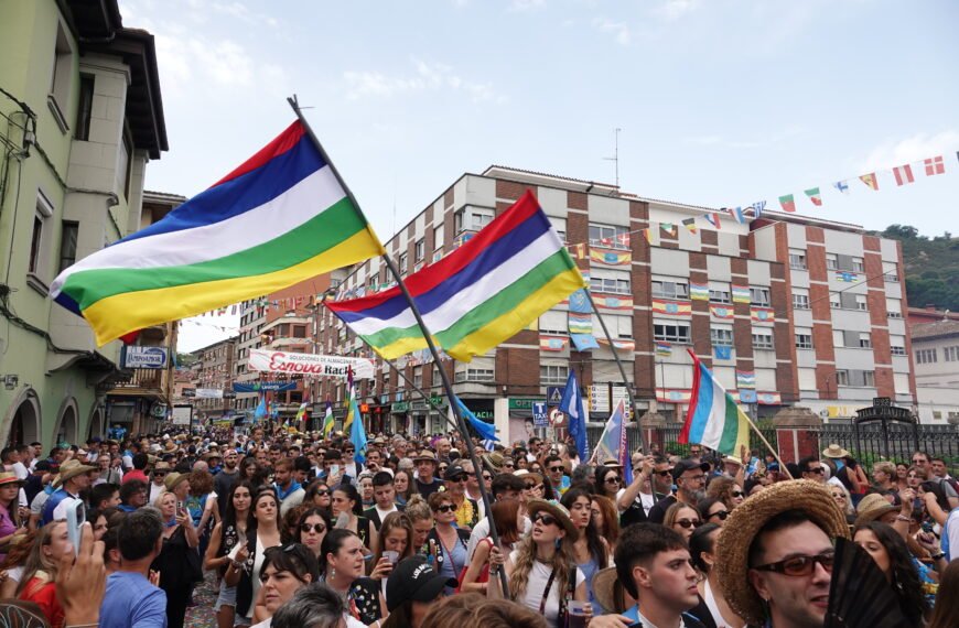 «Que no hay fiesta más alegre, ni más movida y galana»: desbordante Desfile de Les Piragües