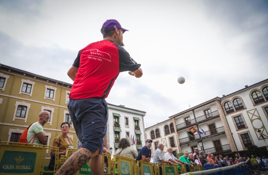 Cangas de Onís juega en la calle algo más que una partida de bolos