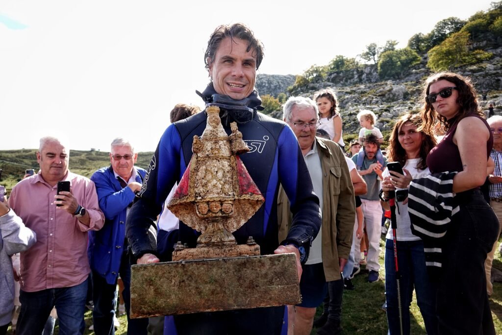 La otra Santina de Covadonga vuelve a emerger del lago Enol