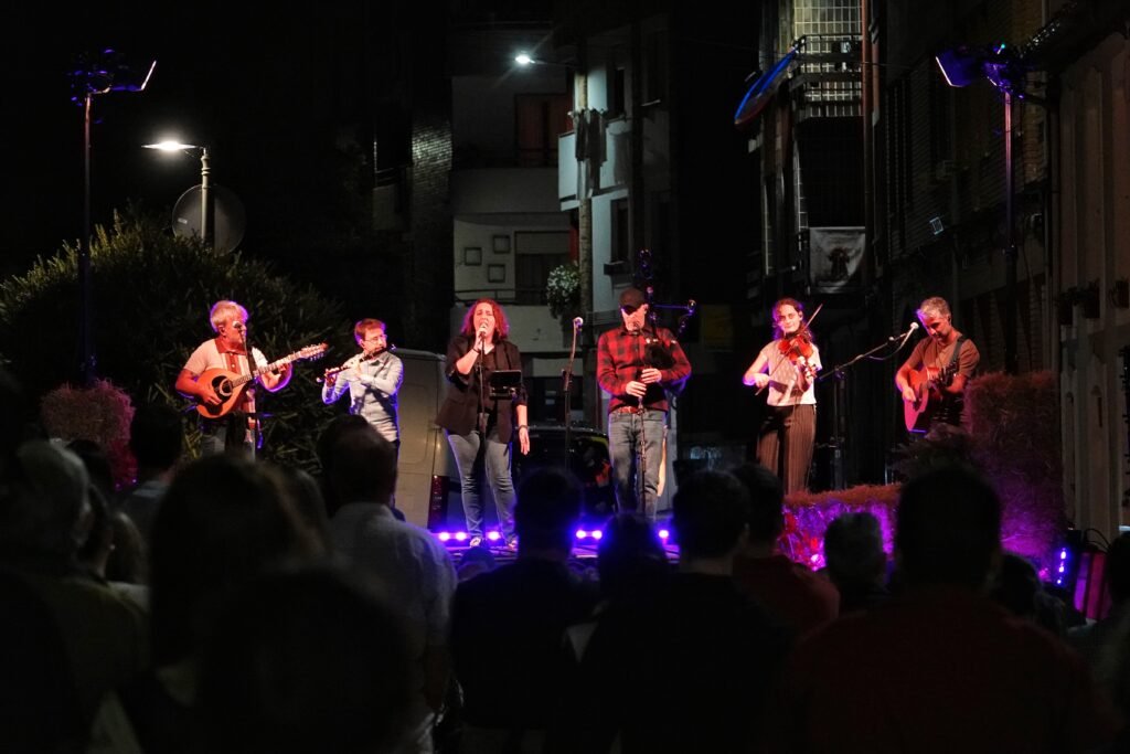 ‘El Zanjón’ suena en El Zanjón: Corquiéu vuelve a Cangas de Onís con un homenaje al barrio