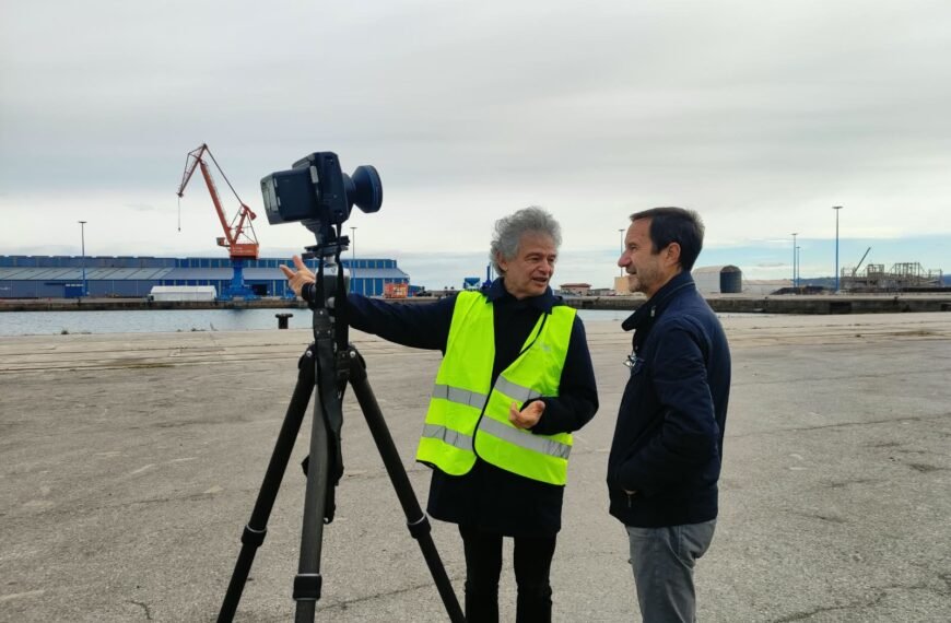 Cinco fotógrafos exploran el Puerto de El Musel en un taller impartido por José Manuel Ballester